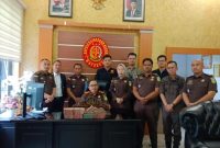 Ket. Foto : Kepala Kejaksaan Negeri Way Kanan Mahmuddin, S.H.,M.H, Bersama Staff Kejari Way Kanan.