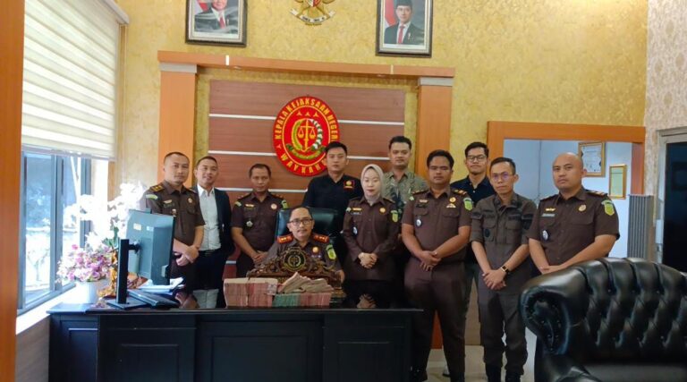 Ket. Foto : Kepala Kejaksaan Negeri Way Kanan Mahmuddin, S.H.,M.H, Bersama Staff Kejari Way Kanan.