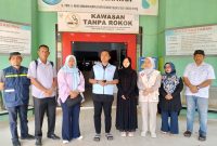 Walikota Langsa Jeffry Sentana S Putra, SE, Bersama Petugas Kesehatan, Sesaat Sebelum Menyerahkan Sumbangan Korban Banjir