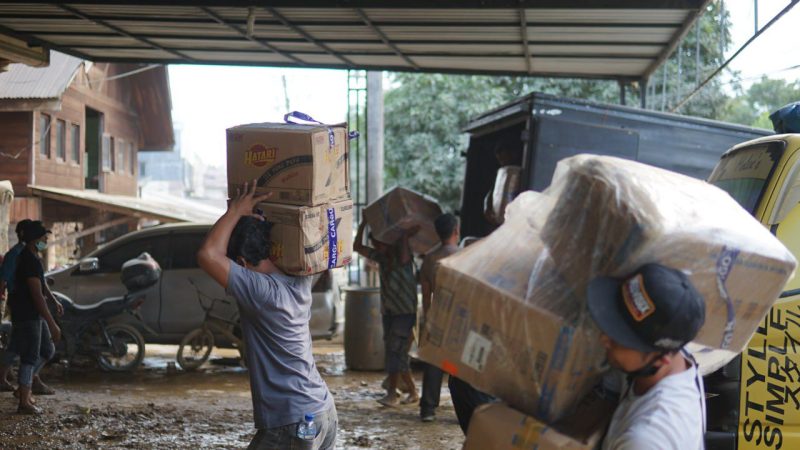 Ket. Foto : Polda Aceh Mendistribusikan Bantuan Untuk Korban Banjir