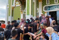 Ket. Foto : SEMMI Cabang Langsa Gelar Kegiatan Sosial Membagikan 500 Bungkus Nasi, Kepada Korban Terdampak Banjir. 