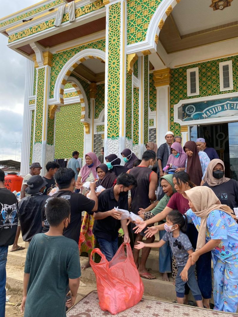 Ket. Foto : SEMMI Cabang Langsa Gelar Kegiatan Sosial Membagikan 500 Bungkus Nasi, Kepada Korban Terdampak Banjir. 