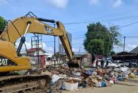 Ket. Foto : Pemko Langsa, Menggunakan Alat Berat, Untuk Membersihkan Sampah dan Lumpur, Pasca Banjir Yang Melanda Aceh