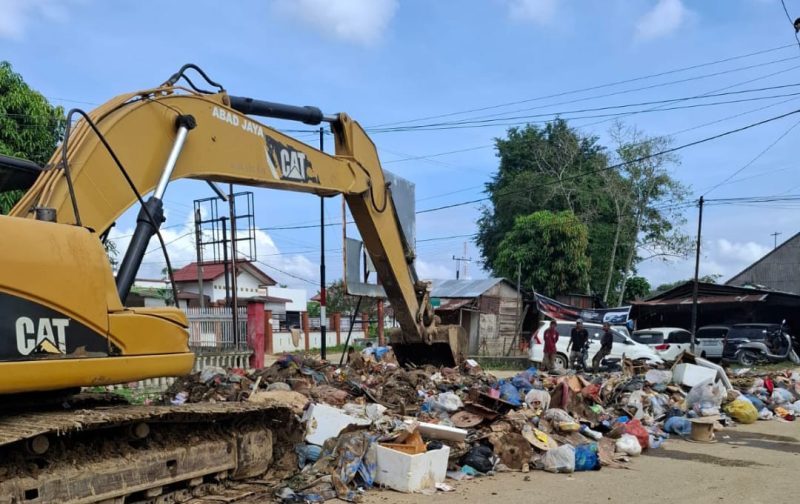 Ket. Foto : Pemko Langsa, Menggunakan Alat Berat, Untuk Membersihkan Sampah dan Lumpur, Pasca Banjir Yang Melanda Aceh