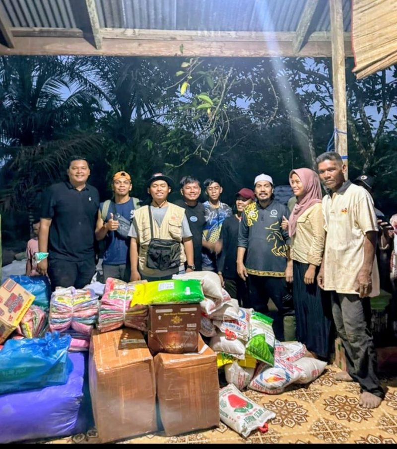 Ket. Foto : Gerakan Bersama Rakyat, KOPAZKA, Akademi Furusiyah Askary Baitul Muqaddes & Uzma Care, terobos Pedalaman Aceh Tamiang, Antarkan Bantuan.