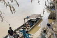 Ket. Foto :Aliansi Mahasiswa Langsa, Saat Mengangkut Batuan ke Desa Terpencil Mengunakan Kapal Motor. 