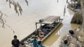 Ket. Foto :Aliansi Mahasiswa Langsa, Saat Mengangkut Batuan ke Desa Terpencil Mengunakan Kapal Motor. 