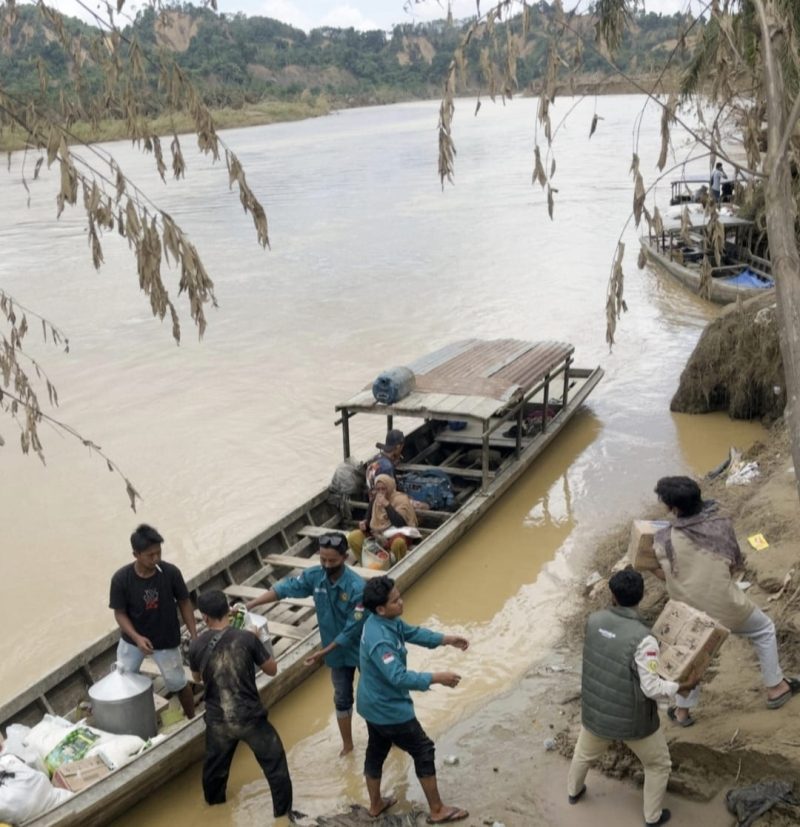 Ket. Foto :Aliansi Mahasiswa Langsa, Saat Mengangkut Batuan ke Desa Terpencil Mengunakan Kapal Motor. 