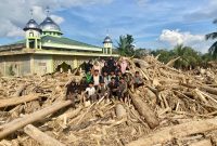 Ket. Foto : Tumpukan Kayu, Akibat Banjir Bandang di Aceh Tamiang. 