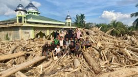 Ket. Foto : Tumpukan Kayu, Akibat Banjir Bandang di Aceh Tamiang. 
