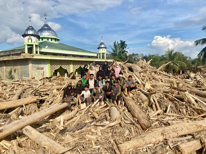 Ket. Foto : Tumpukan Kayu, Akibat Banjir Bandang di Aceh Tamiang. 