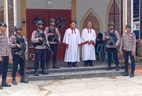 Ket. Foto : Pimpinan Gereja HKBP Langsa,  Pdt Hotman Aritonang, Bersama Personil Polres Langsa, Sebelum Perayaan Natal, Kamis (25/12/2025)