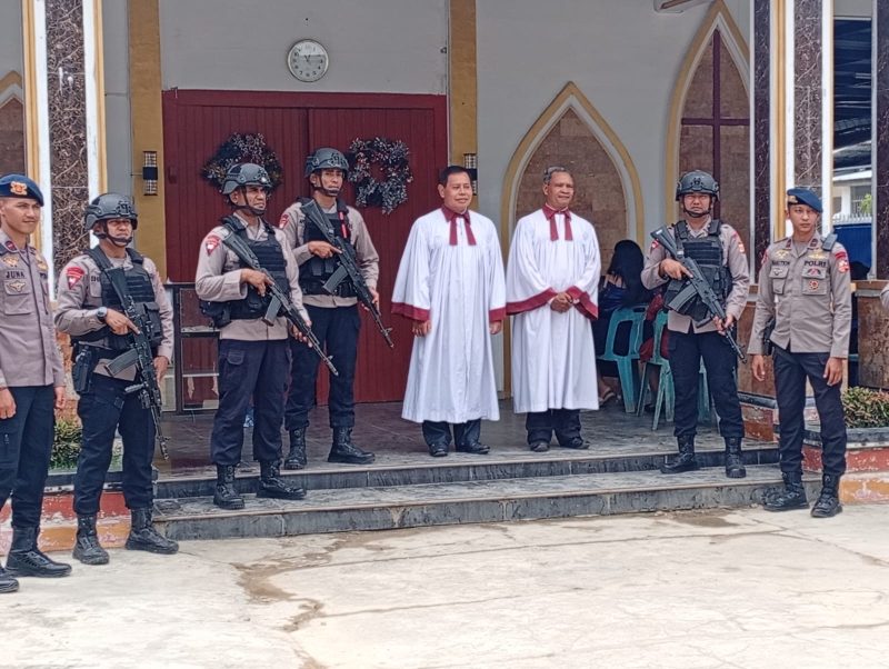Ket. Foto : Pimpinan Gereja HKBP Langsa,  Pdt Hotman Aritonang, Bersama Personil Polres Langsa, Sebelum Perayaan Natal, Kamis (25/12/2025)
