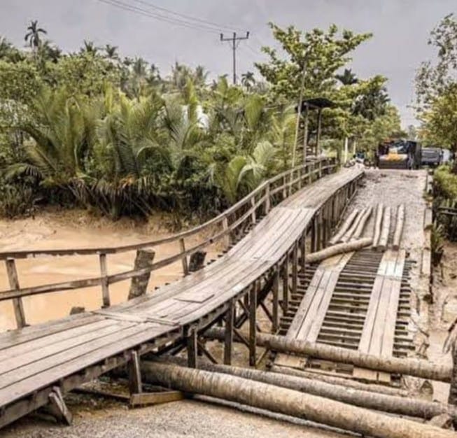 Ket. Foto ;  Jembatan Rusak Akibat di Terjang Banjir Bandang di Aceh. 