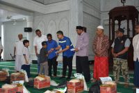 Ket. Foto : Walikota Langsa Jeffry Sentana S Putra, SE, Saat Memberikan Santunan Kepada Anak Yatim Piatu