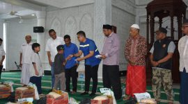 Ket. Foto : Walikota Langsa Jeffry Sentana S Putra, SE, Saat Memberikan Santunan Kepada Anak Yatim Piatu