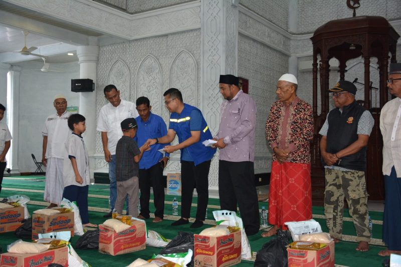 Ket. Foto : Walikota Langsa Jeffry Sentana S Putra, SE, Saat Memberikan Santunan Kepada Anak Yatim Piatu