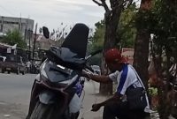 Ket. Foto : Oknum Masyarakat Yang Mengepul BBM, Sedang Memindahkan Pertalite, Untuk di Jual Kembali Dengan Harga Tinggi. 