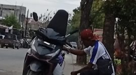 Ket. Foto : Oknum Masyarakat Yang Mengepul BBM, Sedang Memindahkan Pertalite, Untuk di Jual Kembali Dengan Harga Tinggi. 