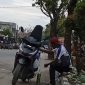 Ket. Foto : Oknum Masyarakat Yang Mengepul BBM, Sedang Memindahkan Pertalite, Untuk di Jual Kembali Dengan Harga Tinggi. 