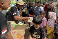 Ket. Foto : LSM Gadjah Puteh, Saat Menyalurkan Bantuan Untuk Warga Terdampak Bencana di Kabupaten Aceh Tamiang.