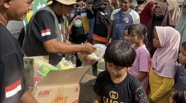 Ket. Foto : LSM Gadjah Puteh, Saat Menyalurkan Bantuan Untuk Warga Terdampak Bencana di Kabupaten Aceh Tamiang.
