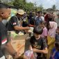Ket. Foto : LSM Gadjah Puteh, Saat Menyalurkan Bantuan Untuk Warga Terdampak Bencana di Kabupaten Aceh Tamiang.
