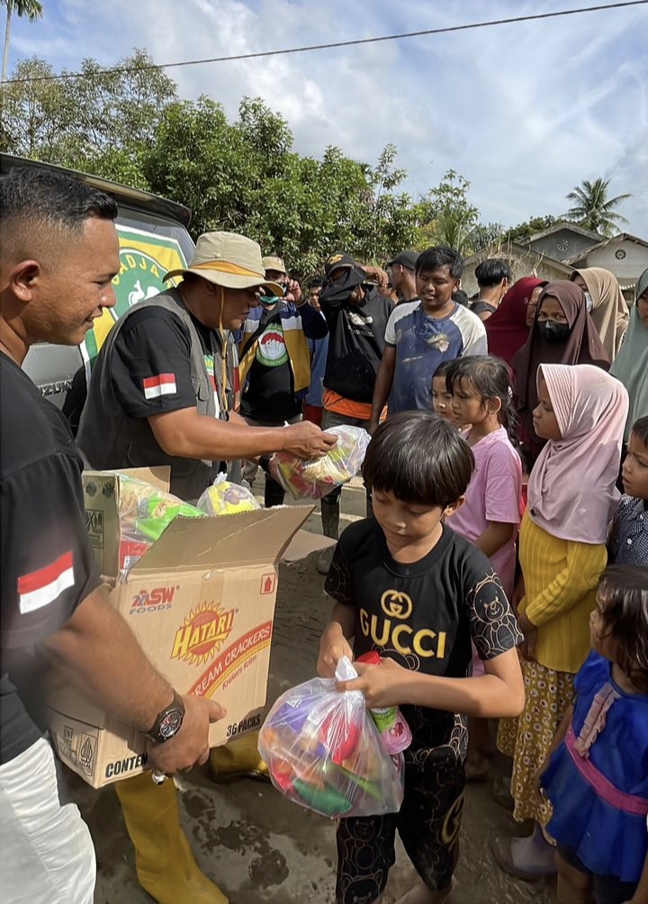 Ket. Foto : LSM Gadjah Puteh, Saat Menyalurkan Bantuan Untuk Warga Terdampak Bencana di Kabupaten Aceh Tamiang.