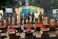 Ket. Foto : Kepala Bea Cukai Langsa, Dwi Harmawanto, Bersama FORKOPIMDA (Forum Koordinasi Pimpinan Daerah), Memusnahkan Sejumlah Barang Tangkapan, Yang Tidak Memiliki Dokumen.