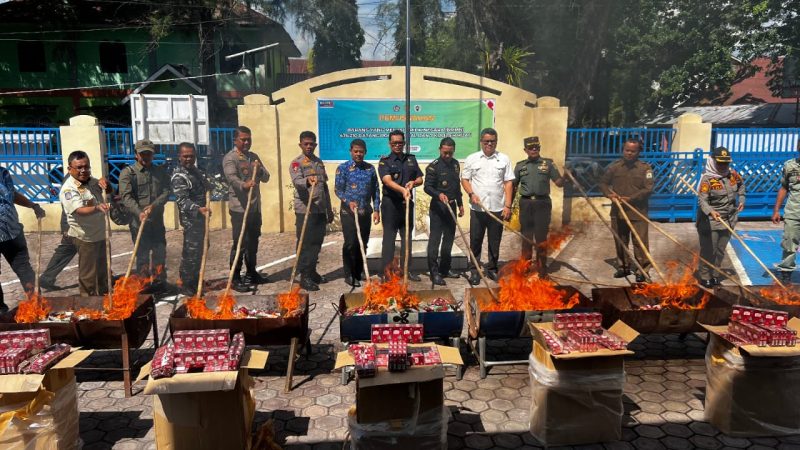 Ket. Foto : Kepala Bea Cukai Langsa, Dwi Harmawanto, Bersama FORKOPIMDA (Forum Koordinasi Pimpinan Daerah), Memusnahkan Sejumlah Barang Tangkapan, Yang Tidak Memiliki Dokumen.