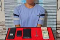 Ket. Foto : Terduga Penyalahgunaan Narkoba, T. Irwansyah alias Raja bin T. Sofyan (46), Saat diamankan Sat Resnarkoba Polres Langsa. 