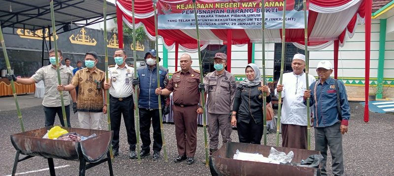 Ket. Foto : Kejaksaan Negeri (Kejari) Way Kanan,  Bersama Forkopimda, menggelar  pemusnahan barang bukti tindak pidana umum yang telah mempunyai kekuatan hukum tetap ( Kamis, 29/1/2026 ) 