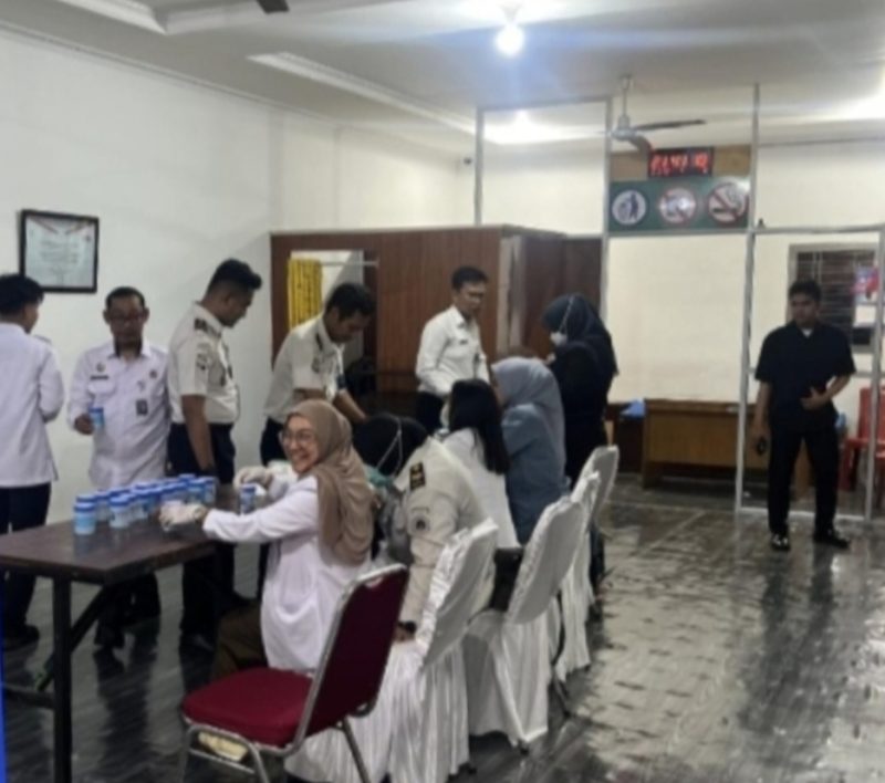 Ket. Foto : Petugas dan Warga Binaan Lapas Kelas IIA Pekanbaru, Jalani Pemeriksaan Urine