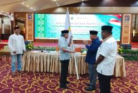 Ket. Foto : H R Mambang Mit, Selaku Umum FKPMR Pengganti Antar Waktu Masa Hikmat 2025-2030, Menerima Pataka dari  H Saleh Djasit Selaku Pimpinan Sidang didampingi Hj Azlaini Agus dan Wan Thamrin Hasim.
