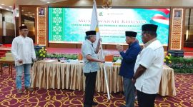 Ket. Foto : H R Mambang Mit, Selaku Umum FKPMR Pengganti Antar Waktu Masa Hikmat 2025-2030, Menerima Pataka dari  H Saleh Djasit Selaku Pimpinan Sidang didampingi Hj Azlaini Agus dan Wan Thamrin Hasim.