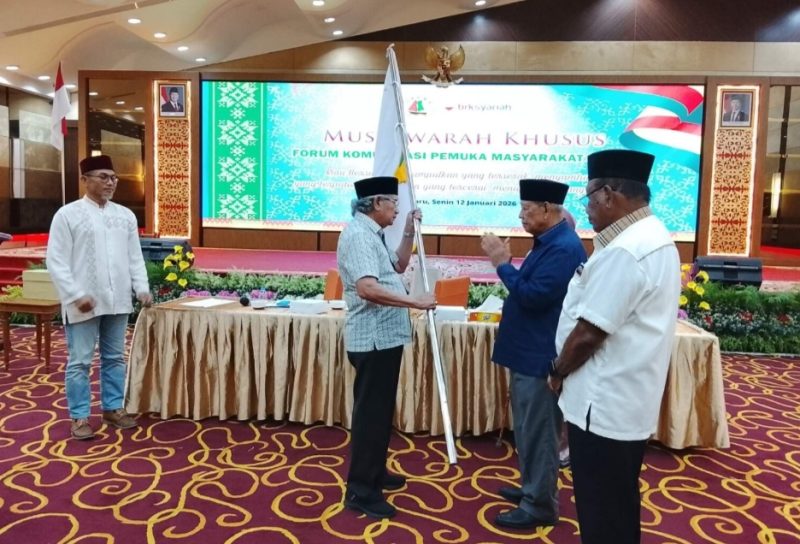 Ket. Foto : H R Mambang Mit, Selaku Umum FKPMR Pengganti Antar Waktu Masa Hikmat 2025-2030, Menerima Pataka dari  H Saleh Djasit Selaku Pimpinan Sidang didampingi Hj Azlaini Agus dan Wan Thamrin Hasim.