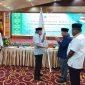 Ket. Foto : H R Mambang Mit, Selaku Umum FKPMR Pengganti Antar Waktu Masa Hikmat 2025-2030, Menerima Pataka dari  H Saleh Djasit Selaku Pimpinan Sidang didampingi Hj Azlaini Agus dan Wan Thamrin Hasim.
