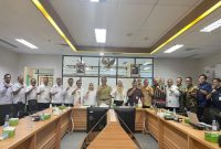 Ket. Foto : Bupati Bengkalis, Kasmarni, saat menghadiri Rapat Koordinasi Kontraktor Kontrak Kerja Sama Minyak dan Gas Bumi (KKKS) di Kantor SKK Migas Perwakilan Sumbagut, Pekanbaru.