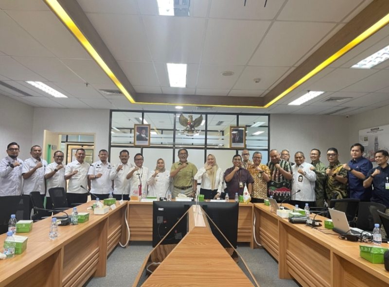 Ket. Foto : Bupati Bengkalis, Kasmarni, saat menghadiri Rapat Koordinasi Kontraktor Kontrak Kerja Sama Minyak dan Gas Bumi (KKKS) di Kantor SKK Migas Perwakilan Sumbagut, Pekanbaru.