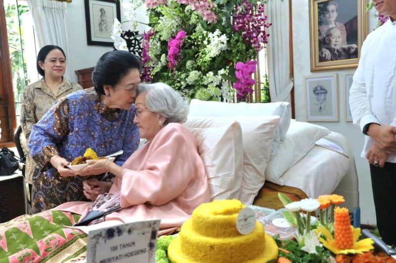 Ket. Foto : Gambar diambil pada 23 Juni 2025,  Saat Ibu Megawati Soekarnoputri menghadiri ulang tahun ke-100 Eyang Meri. (Foto: Monang Sinaga/PDIP)