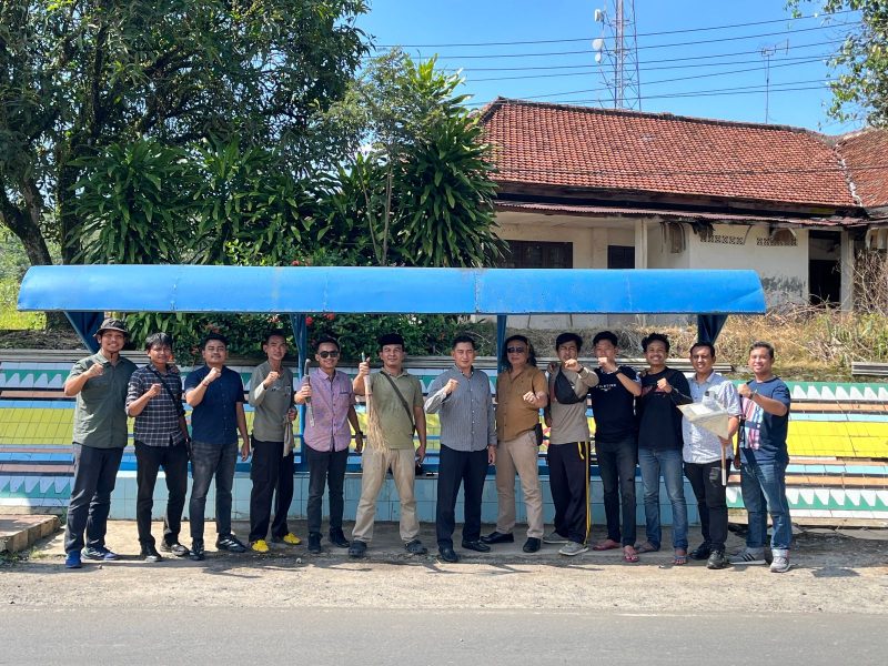 Ket. Foto : Satuan Intelkam Polres Way Kanan bersama masyarakat melaksanakan kegiatan bersih bersih di Fasilitas Umum (Halte Bus)