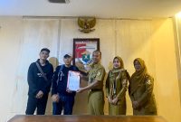 Ket. Foto : Ketua DPD For-WIN Tubaba Zainuddin, nenyerahkan berkas pendaftaran ke Kesbangpol, diterima langsung oleh Kabag Kesbangpol Tulang Bawang Barat. Apriansyah ,S,STP, M.Si dan Rensi Pebreni,SE, M,SI