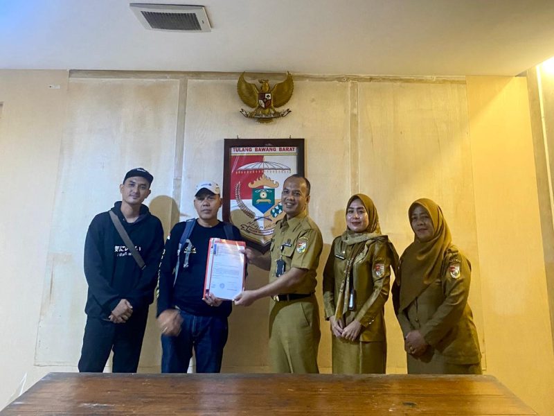 Ket. Foto : Ketua DPD For-WIN Tubaba Zainuddin, nenyerahkan berkas pendaftaran ke Kesbangpol, diterima langsung oleh Kabag Kesbangpol Tulang Bawang Barat. Apriansyah ,S,STP, M.Si dan Rensi Pebreni,SE, M,SI