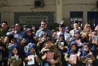 Ket. Foto : Walikota Langsa, Jeffry Sentana S Putra, SE, dan Wakil Walikota Langsa, Muhammad Haikal Alfisyahrin, ST, Bersama Sejumlah Murid Penerima Bantuan