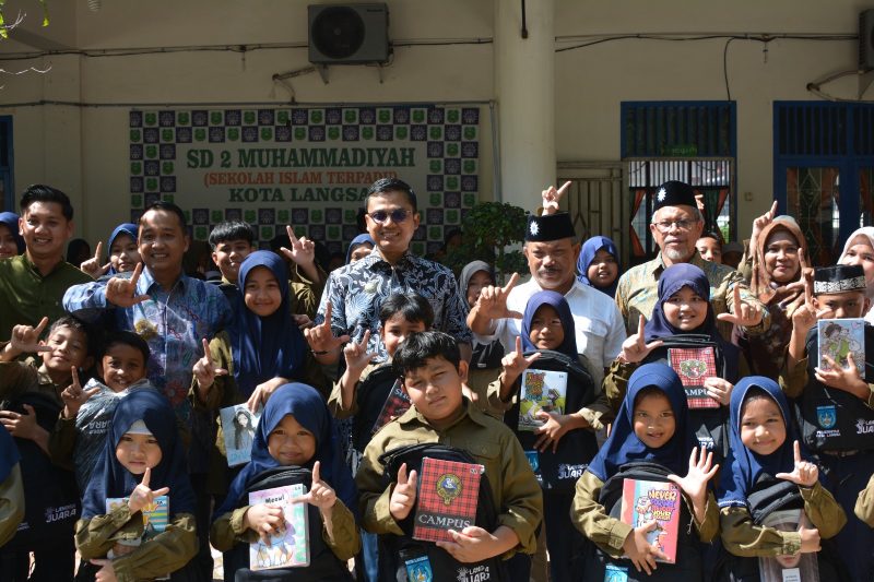 Ket. Foto : Walikota Langsa, Jeffry Sentana S Putra, SE, dan Wakil Walikota Langsa, Muhammad Haikal Alfisyahrin, ST, Bersama Sejumlah Murid Penerima Bantuan