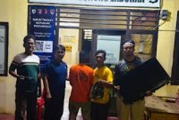 Ket. Foto : Pelaku Pencurian Rumah Kosong berinisial R alias PL, Bersama Barang Bukti, Saat diamankan di Polsek Gunung Labuhan. 