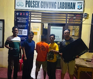 Ket. Foto : Pelaku Pencurian Rumah Kosong berinisial R alias PL, Bersama Barang Bukti, Saat diamankan di Polsek Gunung Labuhan. 