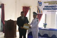 Ket. Foto : Camat Risky Andrian Menyerahkan Surat Keputusan sebagai Pj Geuchik Gampong Sungai Paoh Pusaka, Kepada Saifullah, M.Pd