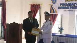 Ket. Foto : Camat Risky Andrian Menyerahkan Surat Keputusan sebagai Pj Geuchik Gampong Sungai Paoh Pusaka, Kepada Saifullah, M.Pd