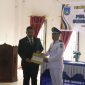Ket. Foto : Camat Risky Andrian Menyerahkan Surat Keputusan sebagai Pj Geuchik Gampong Sungai Paoh Pusaka, Kepada Saifullah, M.Pd